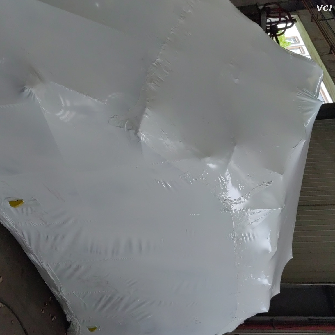 Paquete de película retráctil para equipos pesados. 