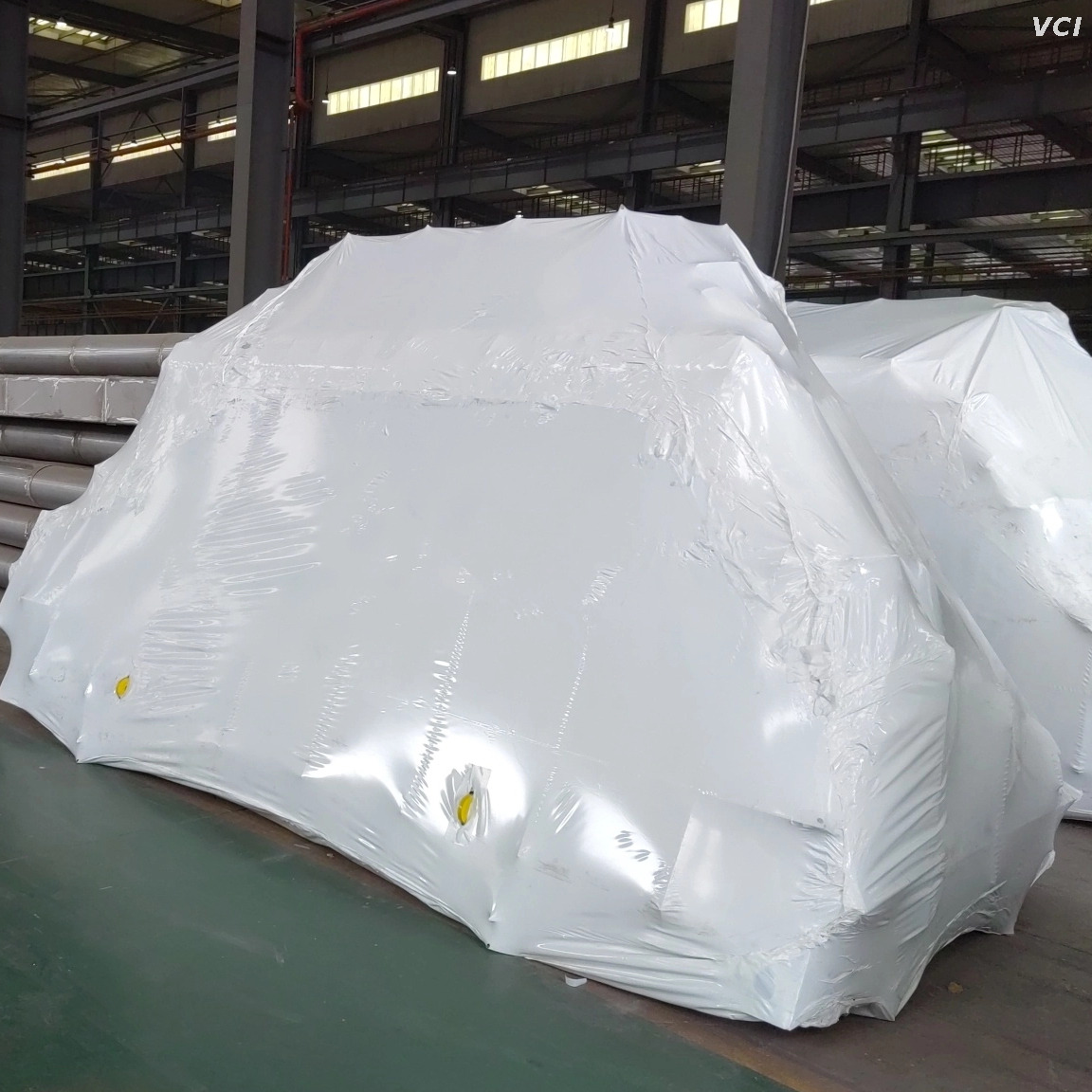 Paquete de película retráctil para equipos pesados. 